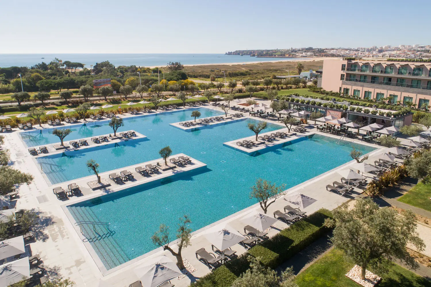 Portugueses enchem o Algarve e garantiram um terço da ocupação total dos hotéis em julho, apesar de os preços terem subido 15%