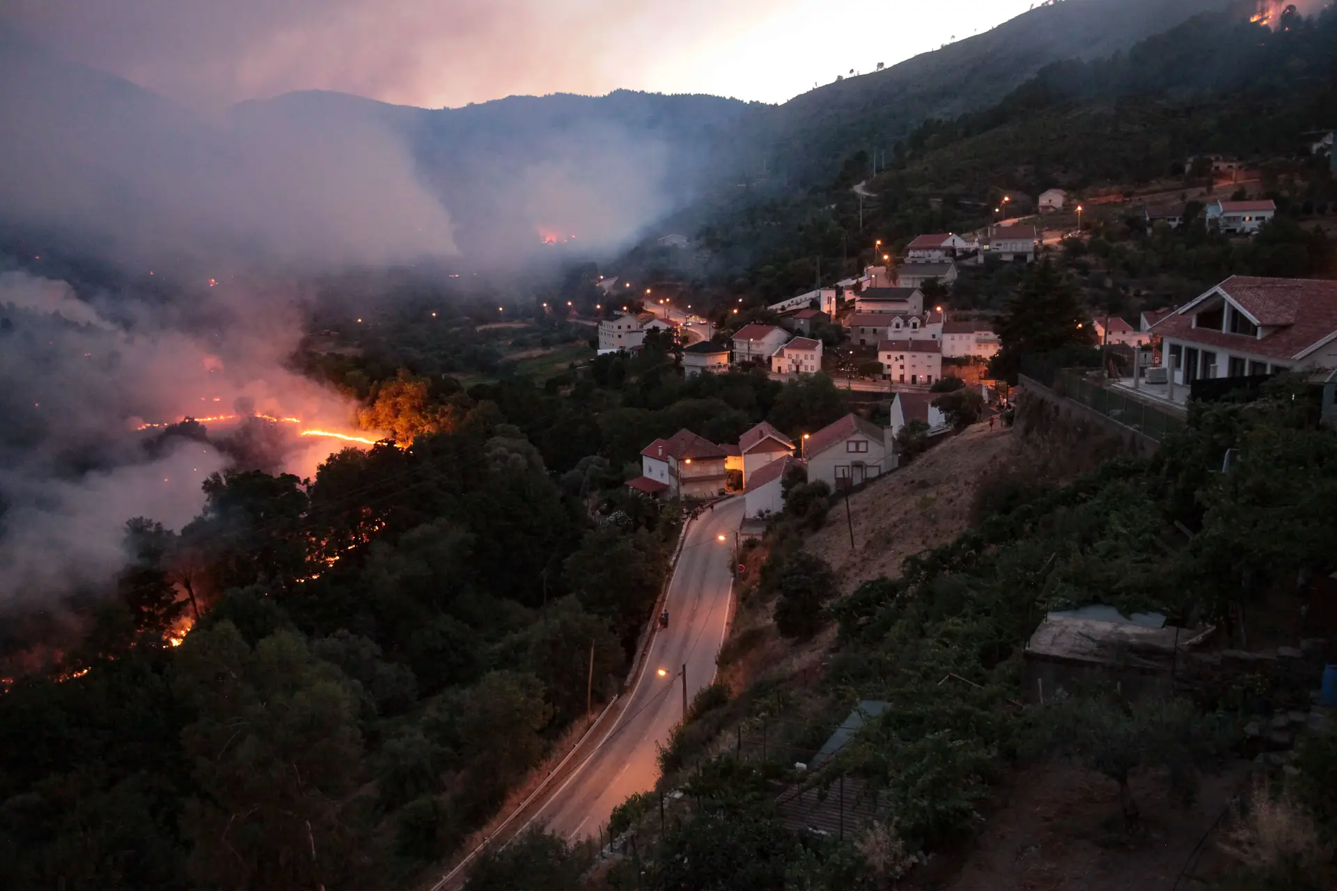 Incêndios: Um Canadair entre os 8 meios aéreos que apoiam combate na Serra da Estrela