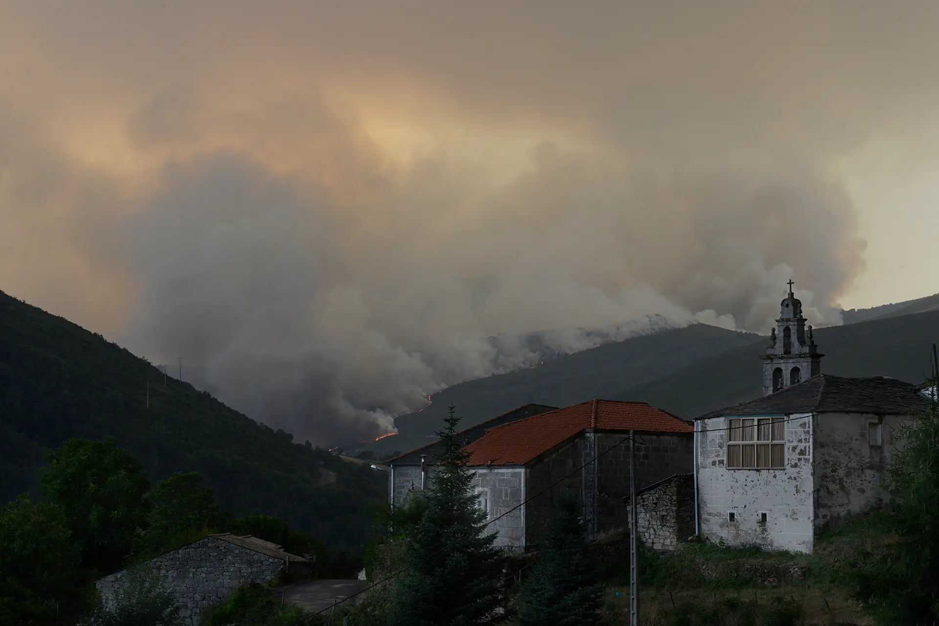 Seis incêndios consomem 1.700 hectares e cortam circulação ferroviária na Galiza