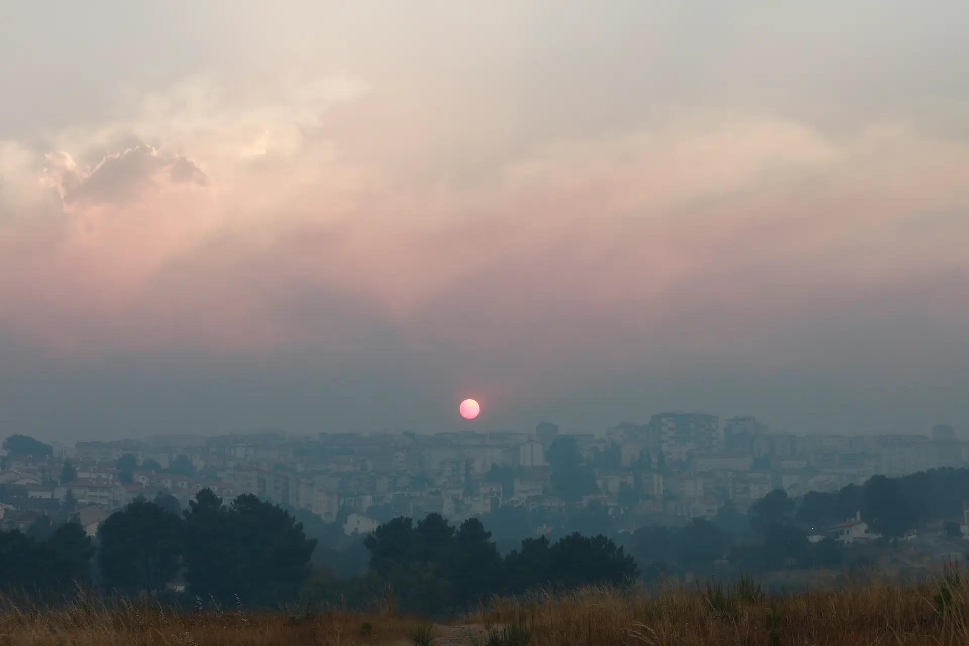 Incêndio que começou na Covilhã já atingiu os concelhos da Guarda e Gouveia