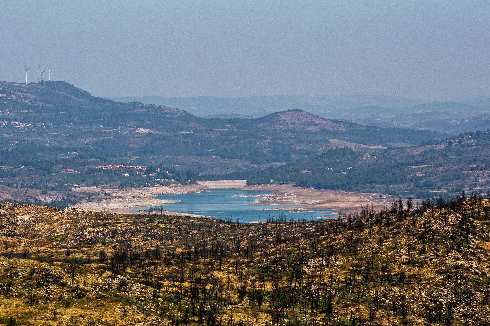 Vilar, em Moimenta da Beira, uma das maiores albufeiras do país, está transformada num quase deserto, e é agora possível transpor os 9 km da barragem de carro. À direita, o descarregador de superfície da Faia (Sernancelhe) está a seco