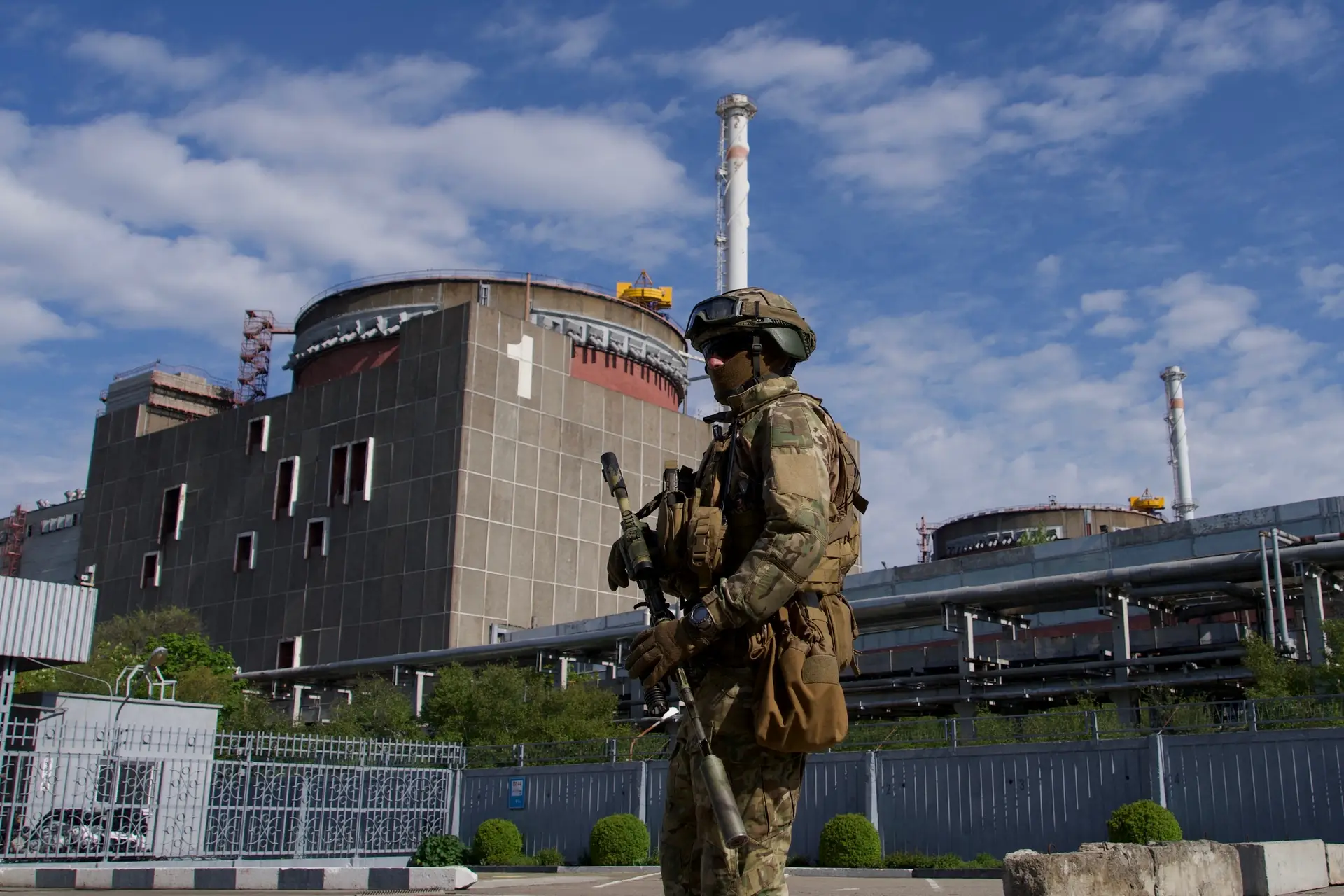Um militar russo patrulha uma zona envolvente à central nuclear de Zaporíjia, na cidade ucraniana de Enerhodar