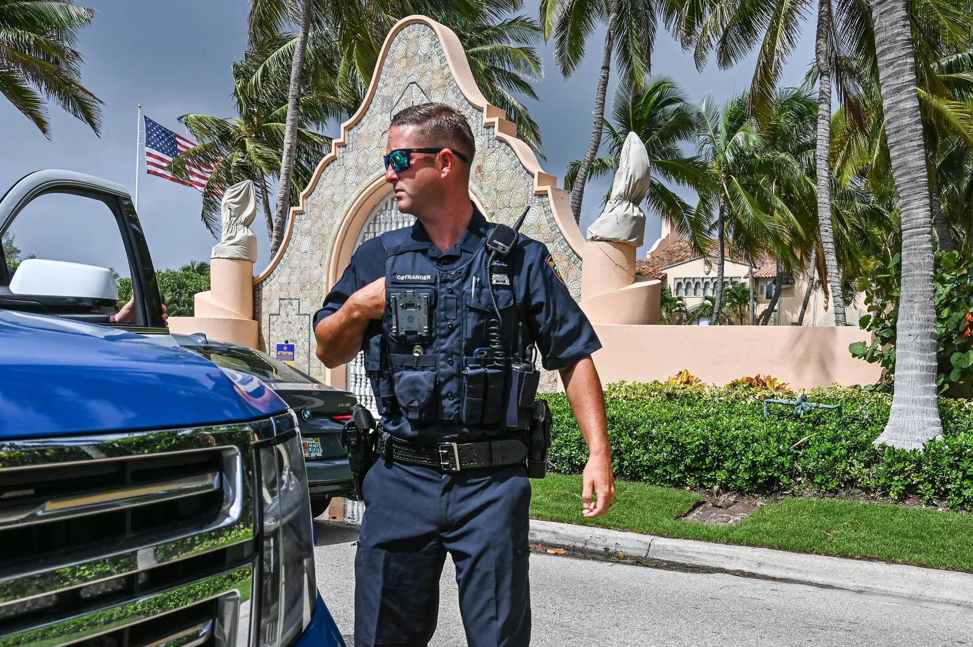 A polícia à porta da mansão de Donald Trump na Flórida, durante as buscas do FBI