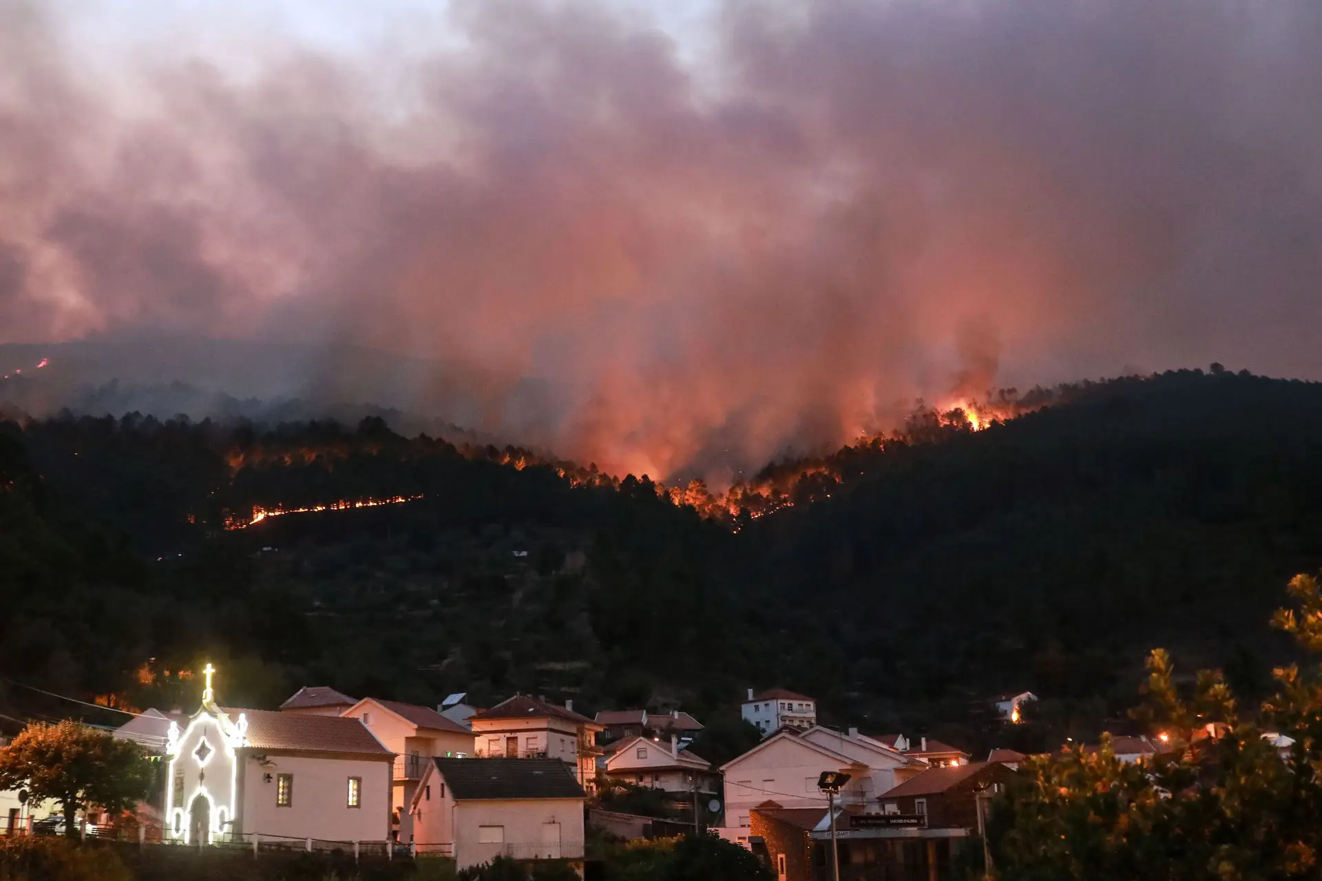 Mais de 1.500 bombeiros combatiam incêndio na Serra da Estrela às 22h30