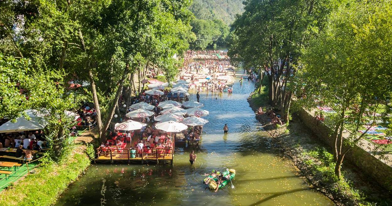 Esta esplanada flutuante sobre o rio Ceira convida a descontrair, petiscar e mergulhar