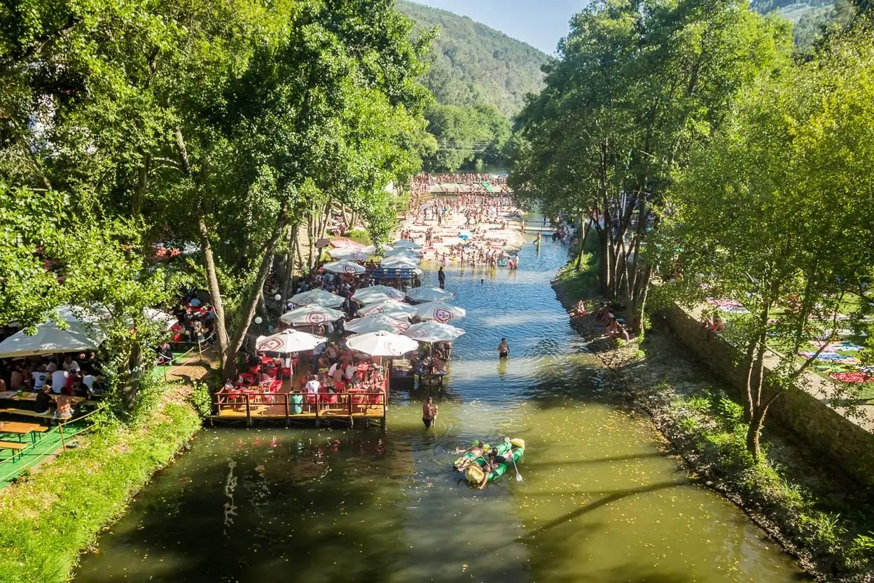 Esplanada sobre o rio Ceira, em Góis