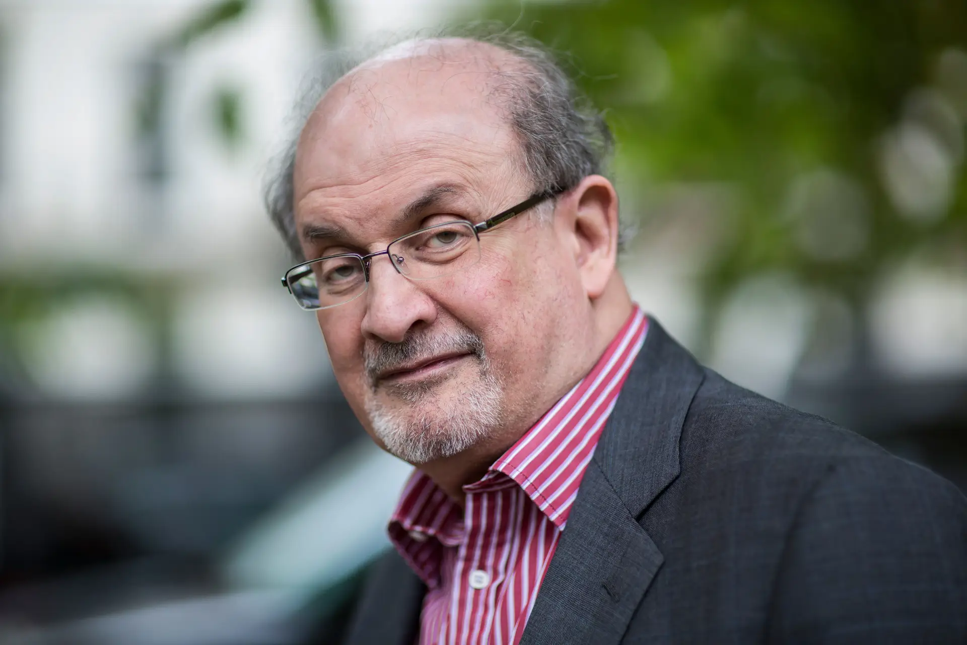 Escritor britânico Salman Rushdie já não está ligado ao ventilador e já fala