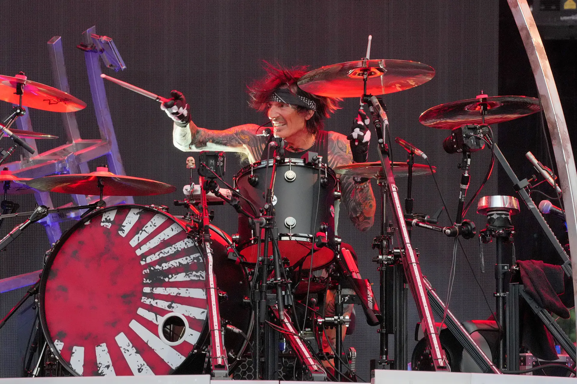 Tommy Lee, baterista dos Mötley Crüe, criou uma página oficial no OnlyFans