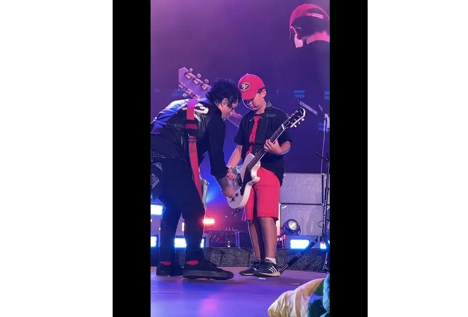 Veja os Green Day em concerto a tocar com um fã de apenas 10 anos