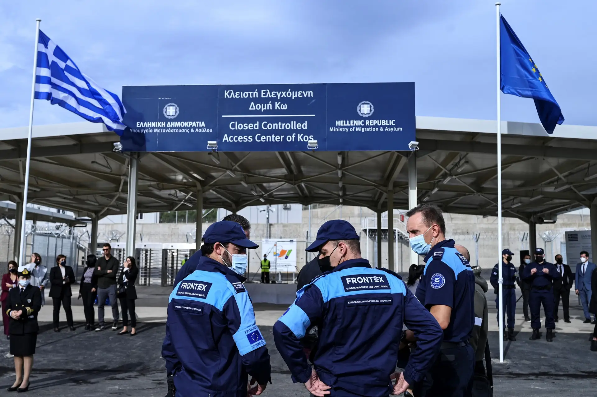 Frontex acusada de pagar €2,50 à hora aos tradutores que trabalham com migrantes e refugiados em Itália e na Grécia