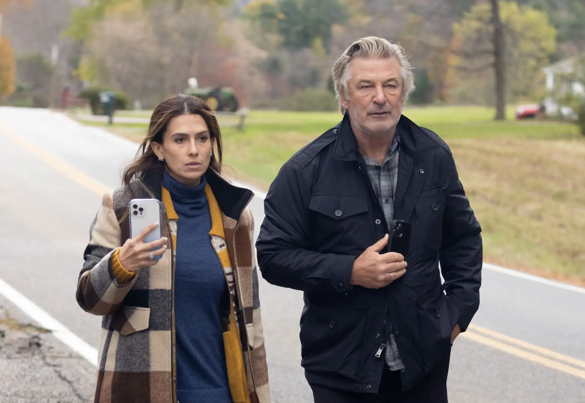 Alec Baldwin terá premido o gatilho da arma que matou cinematógrafa no cenário de “Rust”