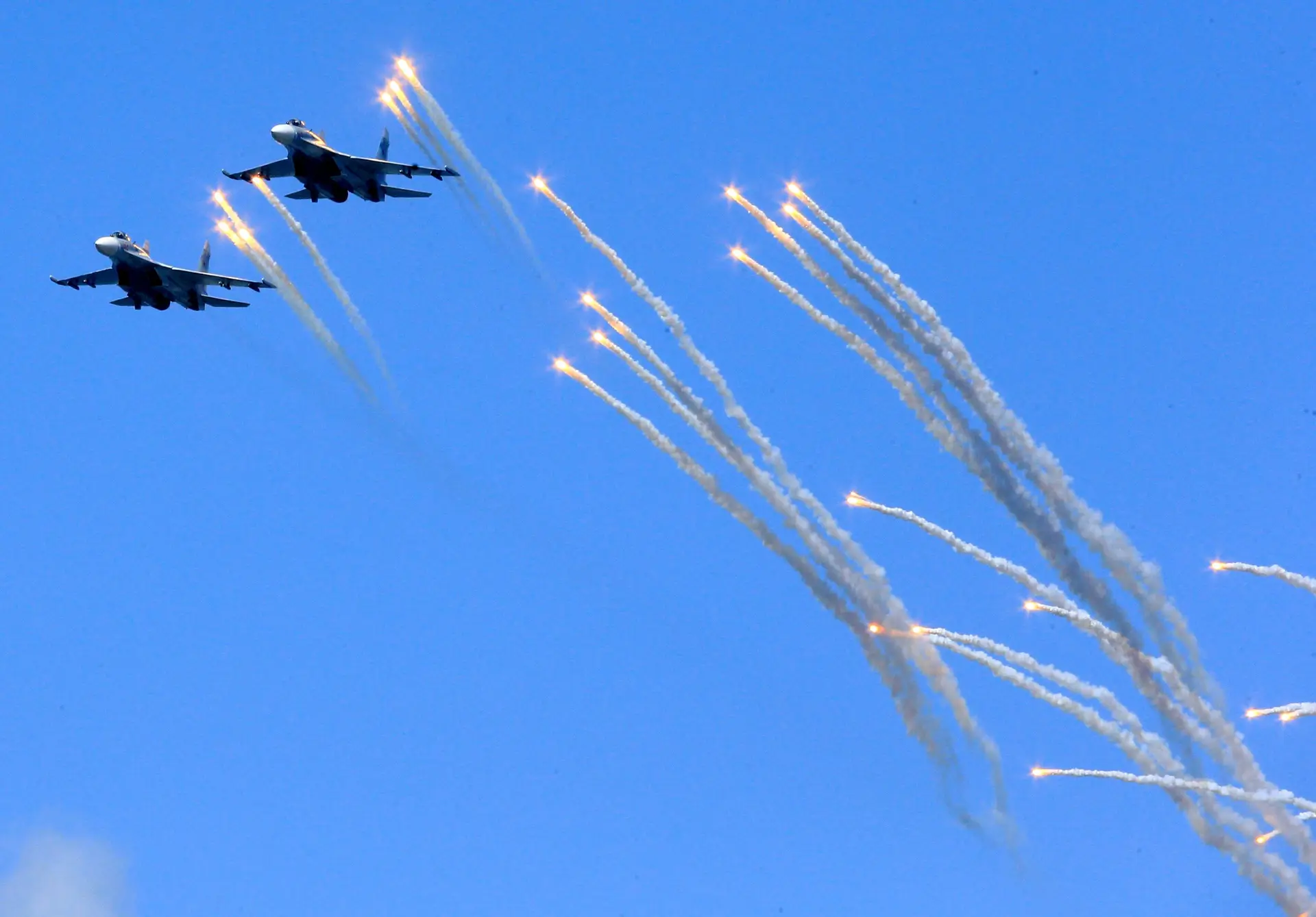 Bombardeiros russos SU-24 (aqui em treino para as comemorações dos 70 anos da II Guerra Mundial) iguais aos que foram abatidos na semana passada pelas forças ucranianas