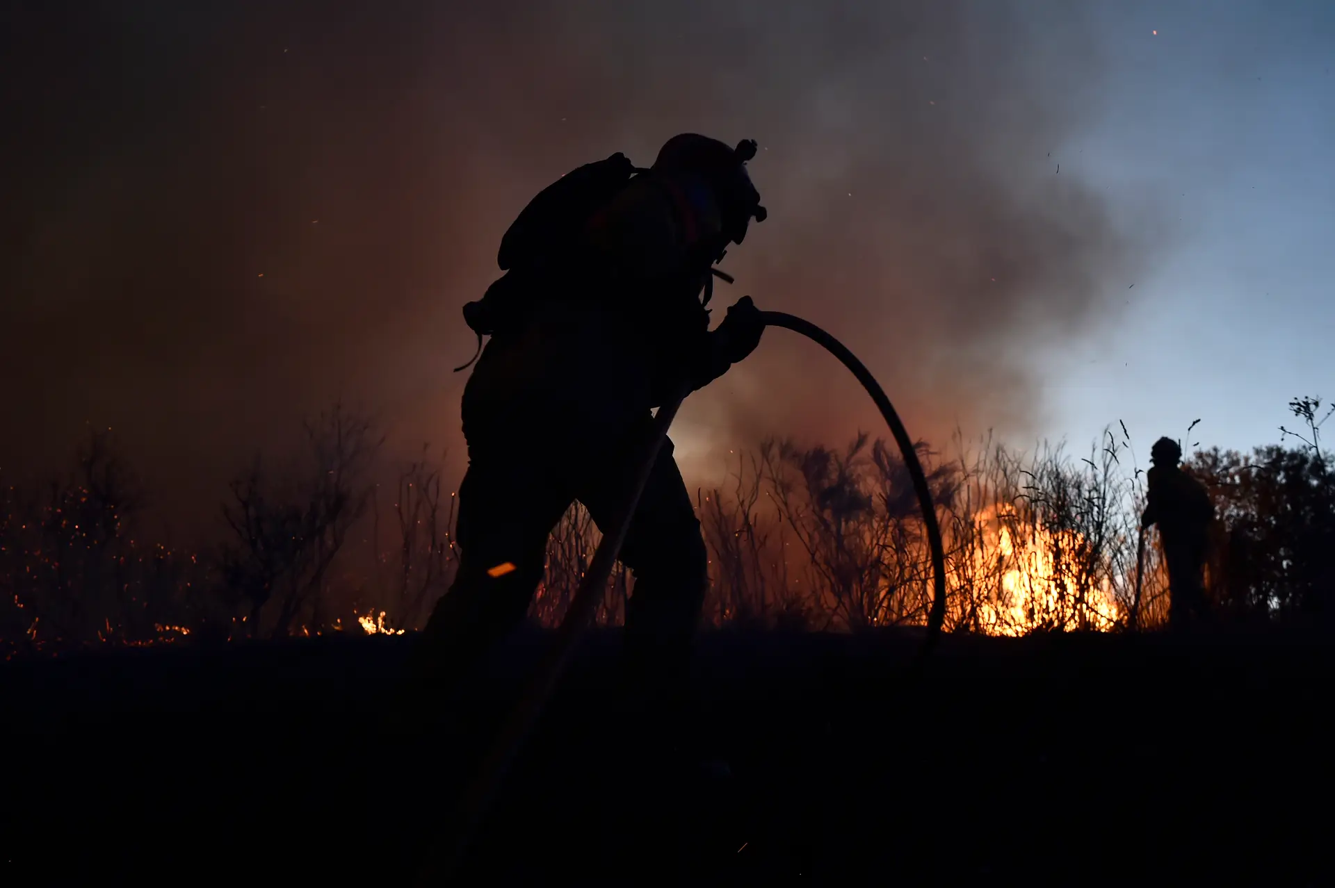 Bombeiros combatem um incêndio na freguesia de Vila Cortês do Mondego, na Guarda