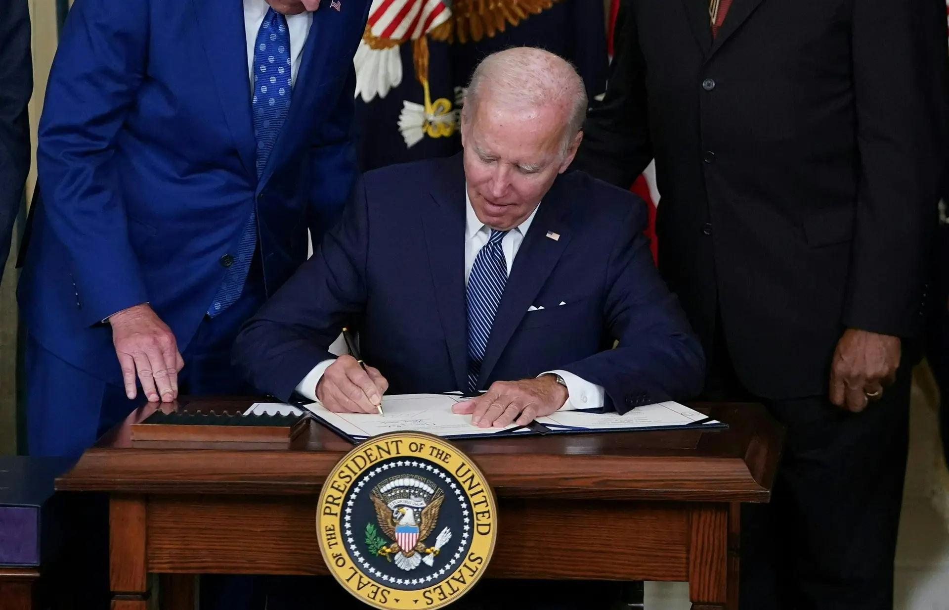 Joe Biden assina o "Ato de Redução de Inflação", dia 16 de agosto de 2022