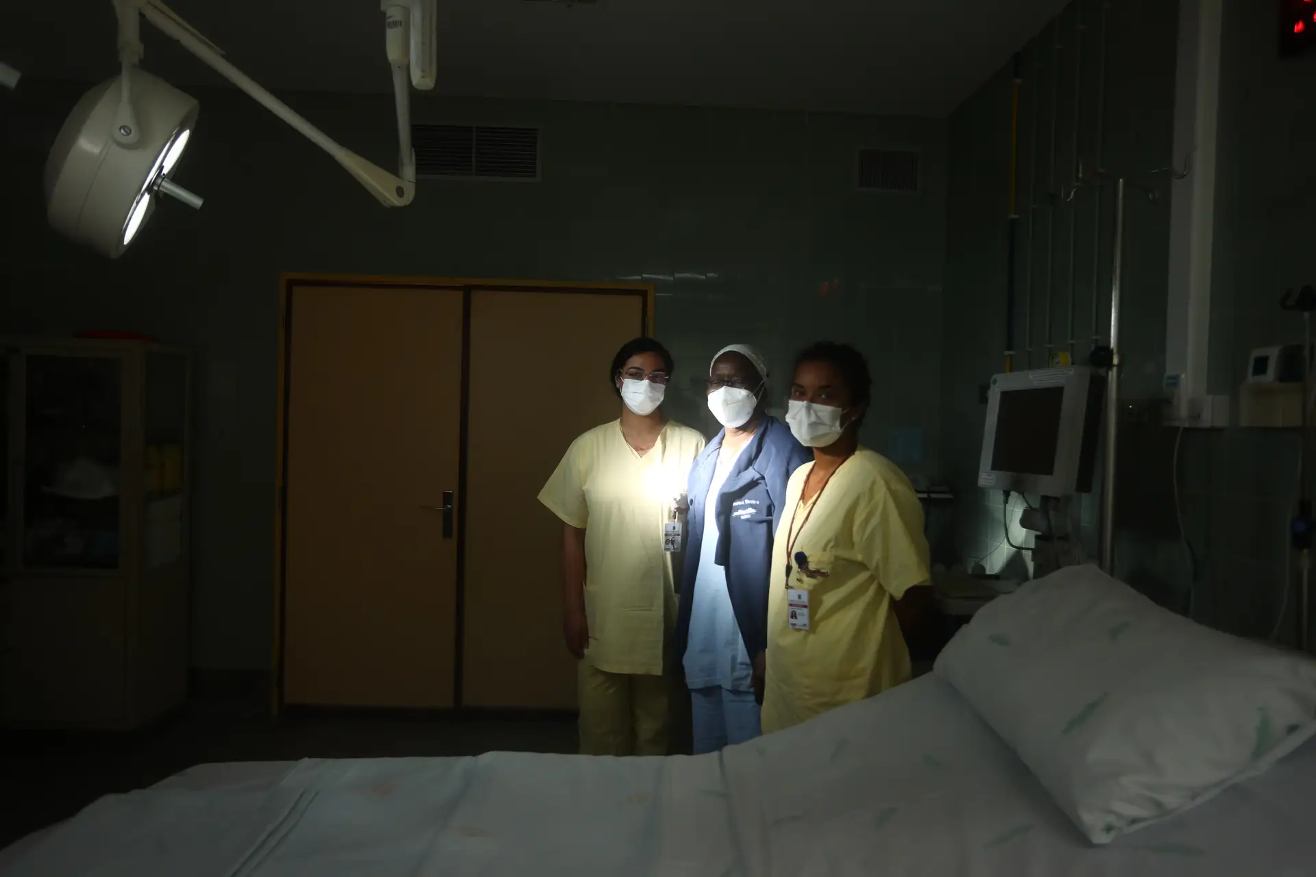 Esmeralda Barbosa, médica ginecologista, e as enfermeiras Débora Almeida (à direita) e Khatidja Amirali (à esquerda) fazem parte da equipa do hospital Amadora Sintra que tem detetado cerca de metade dos casos de mutilação genital feminina em Portugal.
