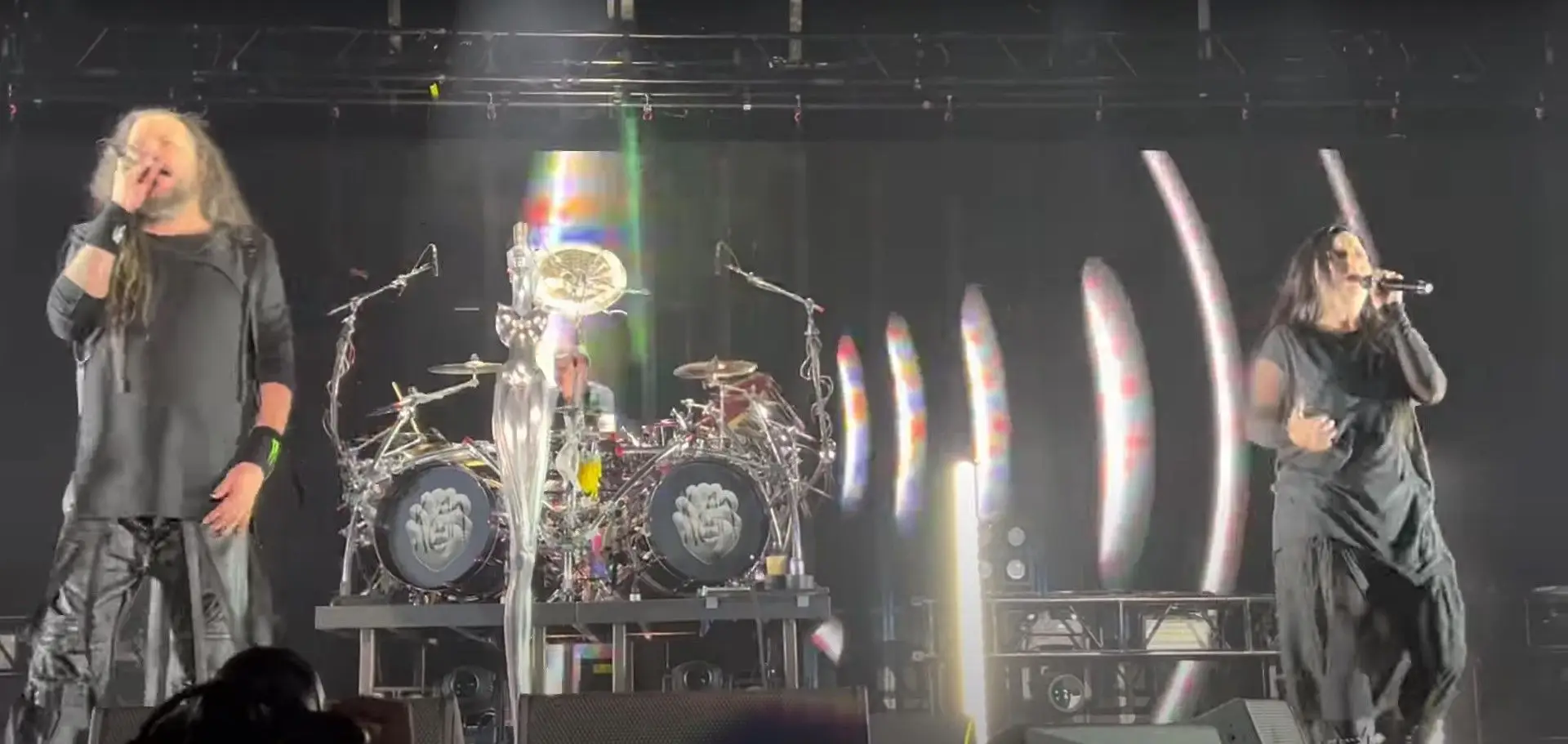 15 anos depois, os Korn voltaram a unir esforços com Amy Lee, dos Evanescence. Veja o vídeo