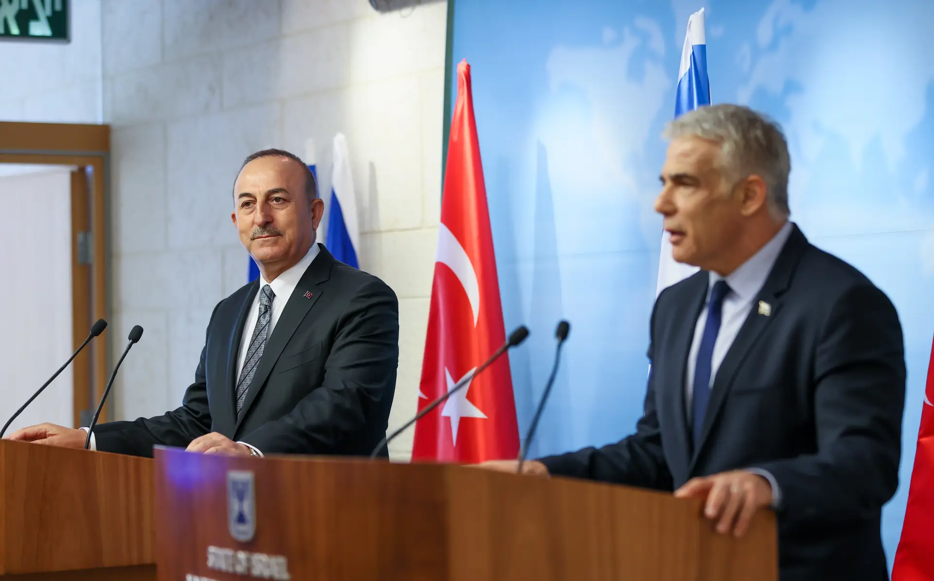 Os ministros dos Negócios Estrangeiros da Turquia, Mevlut Cavusoglu (esq), e de Israel, Yair Lapid, numa conferência conjunta em Jerusalém ocidental no final de maio último