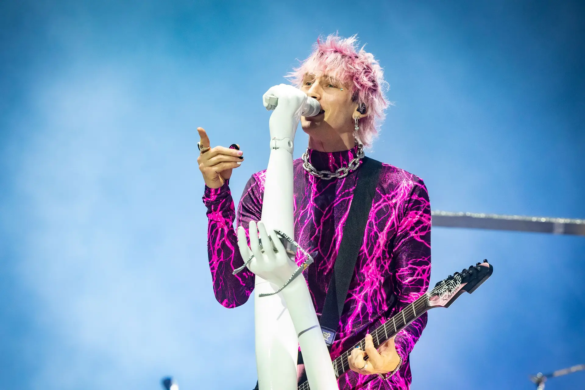 Machine Gun Kelly revolta-se e volta a partir um copo na testa. “Não vou parar este concerto por nada. Sou rico”