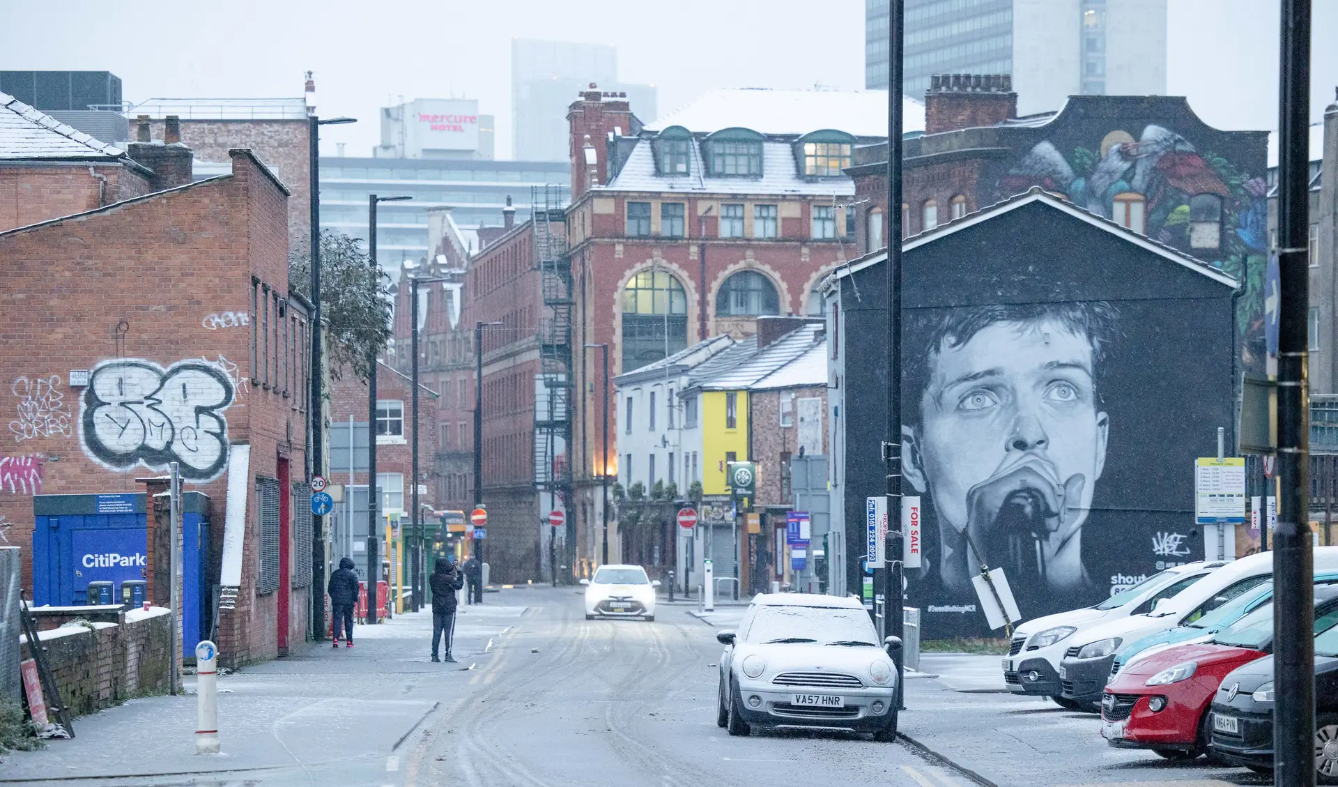 Mural de homenagem a Ian Curtis dos Joy Division destruído por publicidade a rapper de Manchester