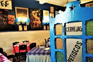 “Cervejas, Petiscos, Cafés, Vinhos”, a porta original da antiga taberna