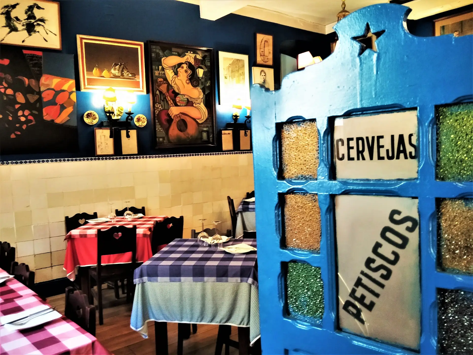 “Cervejas, Petiscos, Cafés, Vinhos”, a porta original da antiga taberna