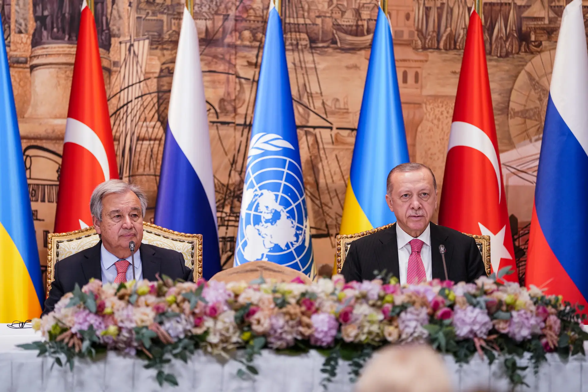 O Presidente turco (à dir) e o secretário-geral da ONU gerem juntos, em Istambul, a mediação da exportação de cereais. Poderão ter o papel ainda mais importante de sentar os presidentes da Rússia e da Ucrânia à mesa das negociações