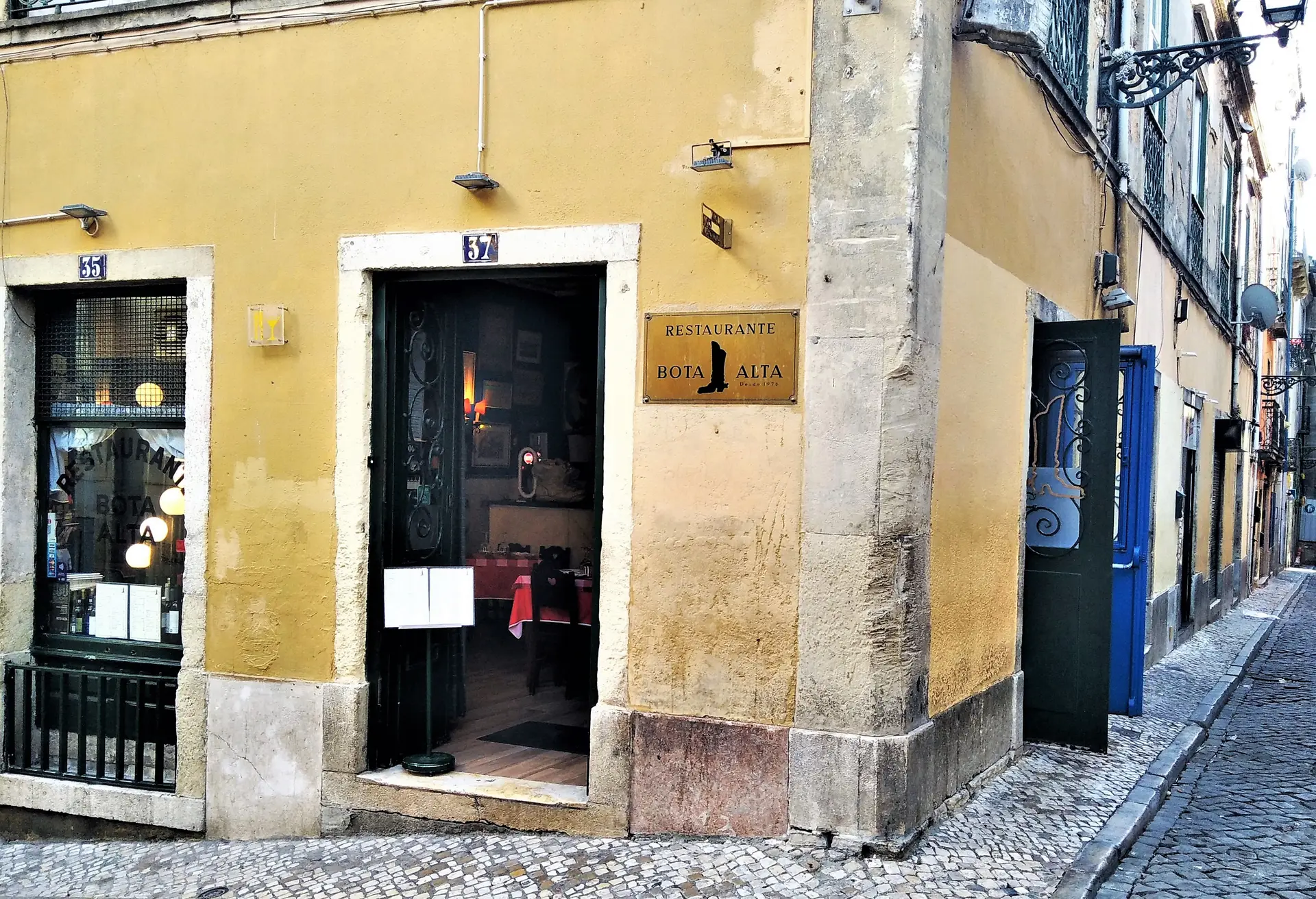 Fachada do restaurante Bota Alta, no Bairro Alto, em Lisboa