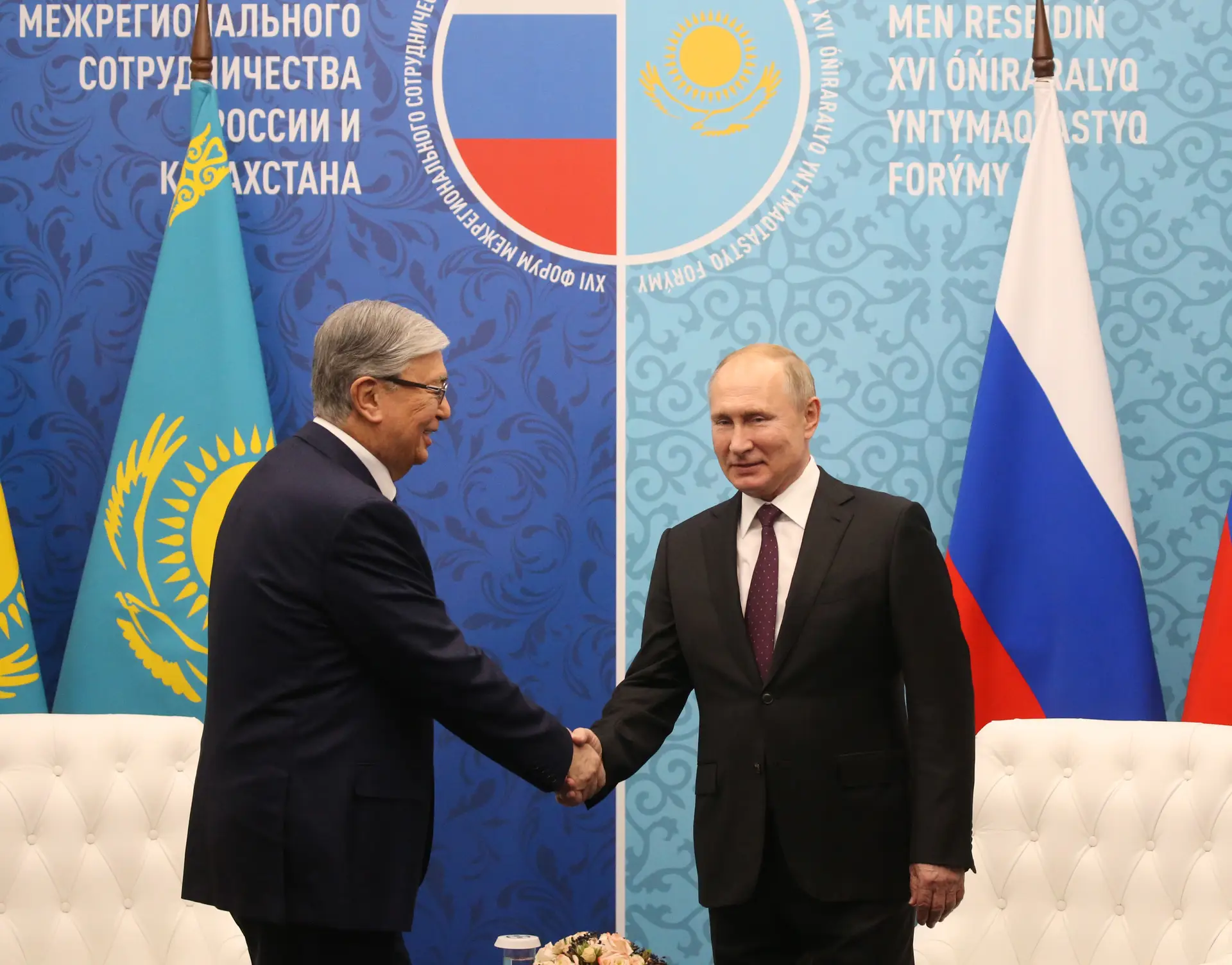 Kassym-Jomart Tokayev, presidente do Cazaquistão, e Vladimir Putin, chefe de Estado russo