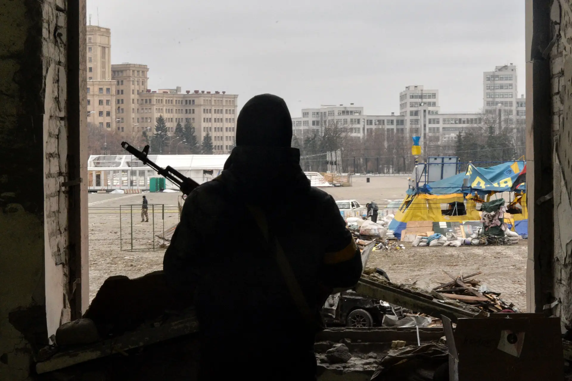 ESPERA — Este ucraniano de Kharviv acredita que a sua cidade tem defesa possível, apesar de russófona e da proximidade ao território da Rússia