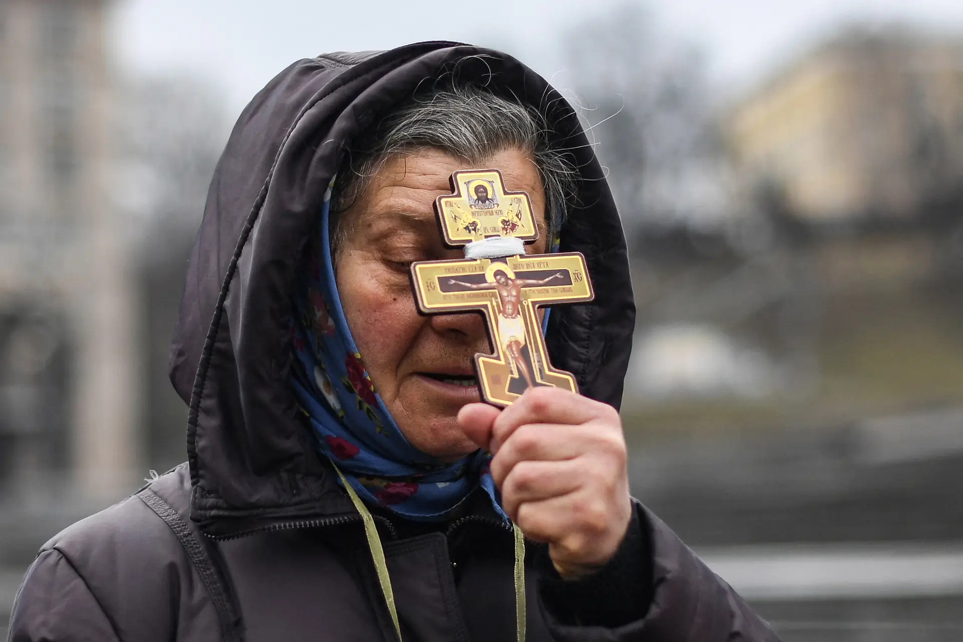 PRECES — Aos sons das sirenes, esta ucraniana de Kiev deposita em Deus a esperança do regresso à paz, num conflito que opõe irmãos da mesma fé