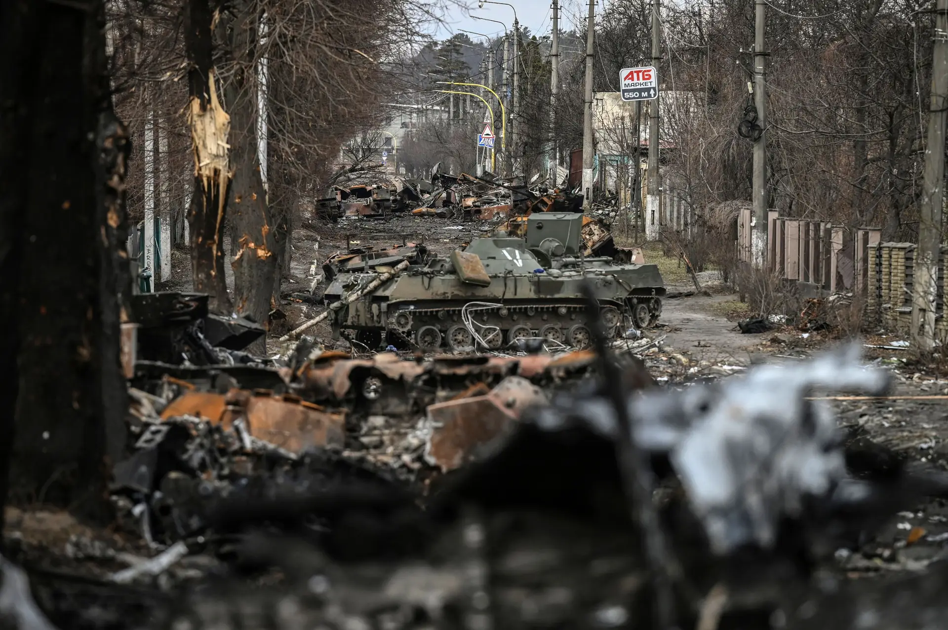 CAOS — Palco de um massacre de civis ucranianos, a cidade de Bucha tornou-se também um cemitério de equipamentos militares russos