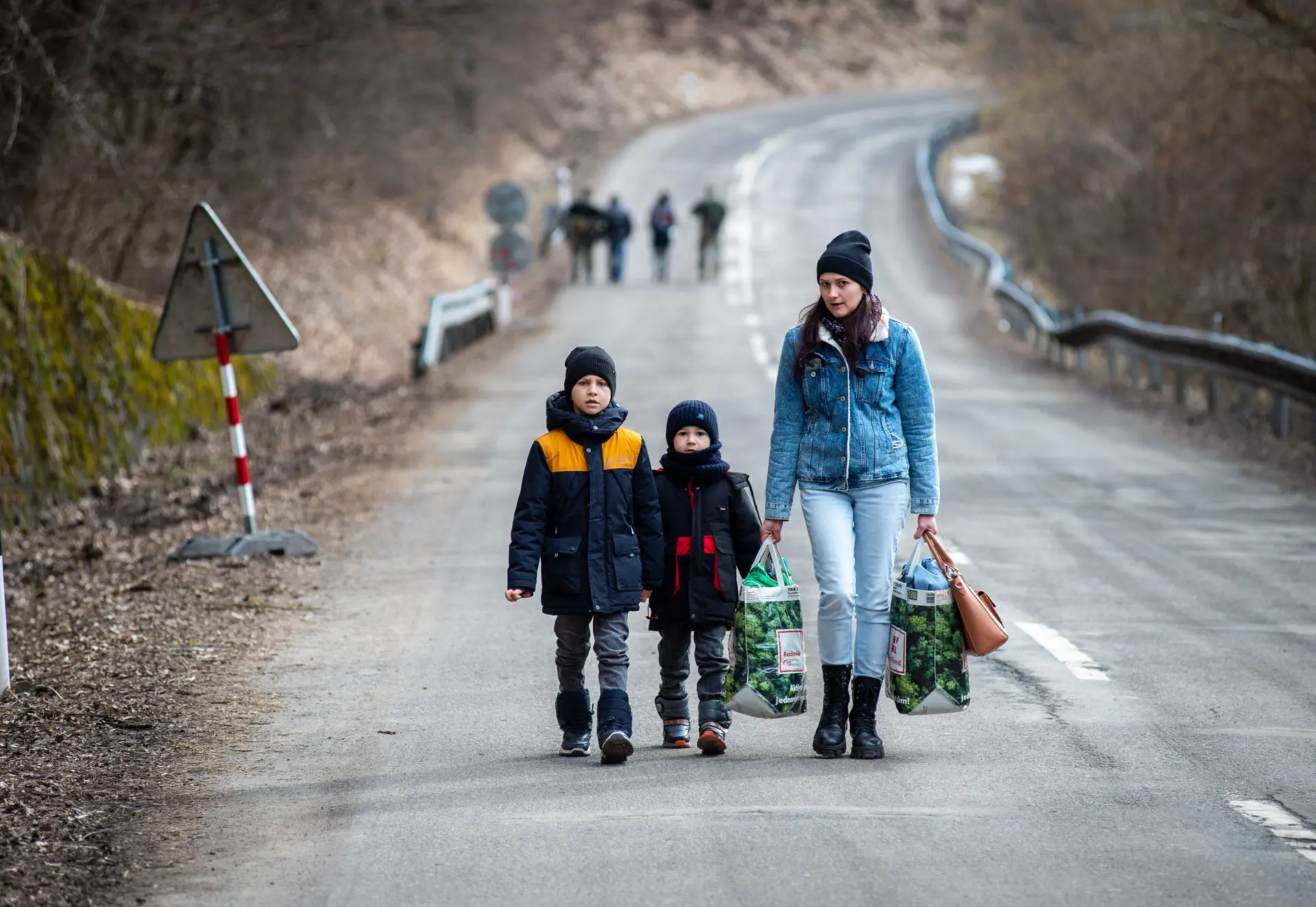 ÊXODO — Mulheres e crianças, como estas já a salvo do outro lado da fronteira com a Eslováquia, receberam ordem para partir. Os homens ficaram, para defender o país