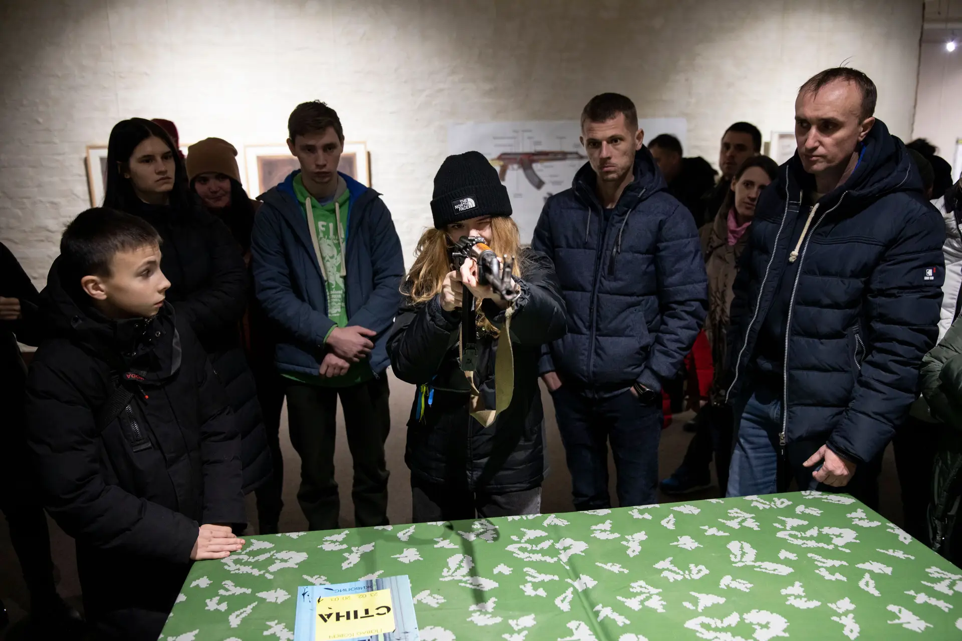 O dono de uma rede centros comerciais e Supermercados dá no seu centro comercial formação de primeiros socorros e tiro de forma a preparar a população para a chegada dos russos, em Lutsk