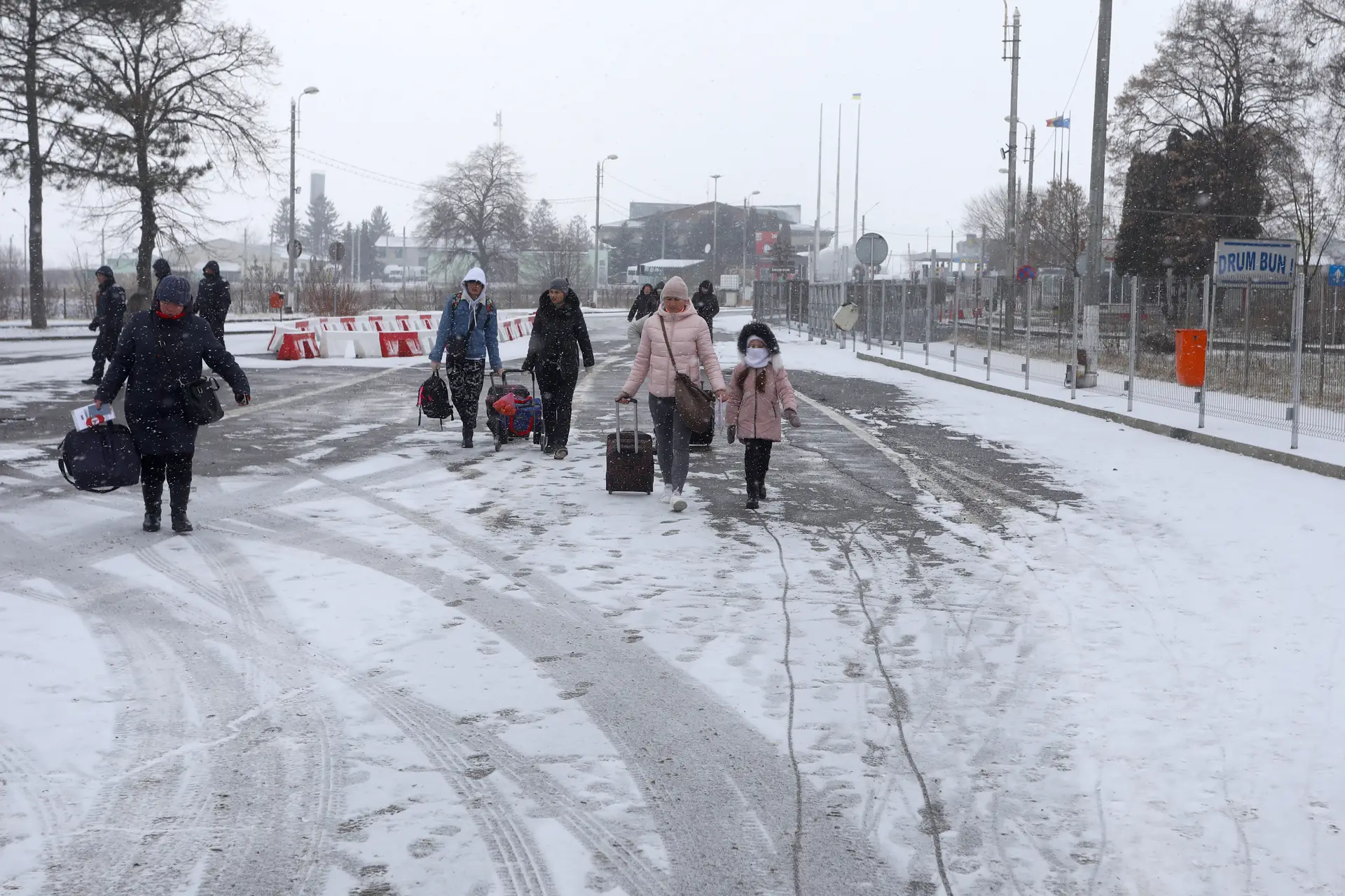 Pessoas em fuga da Ucrânia procuram asilo na Roménia