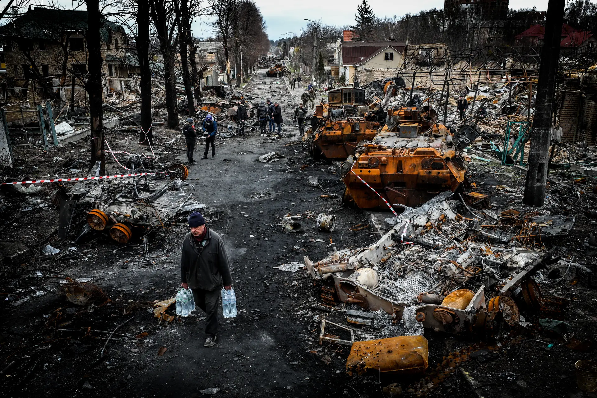 Destruição em Bucha, uma das zonas mais massacradas durante o mês em que a Rússia tentou entrar em Kiev
