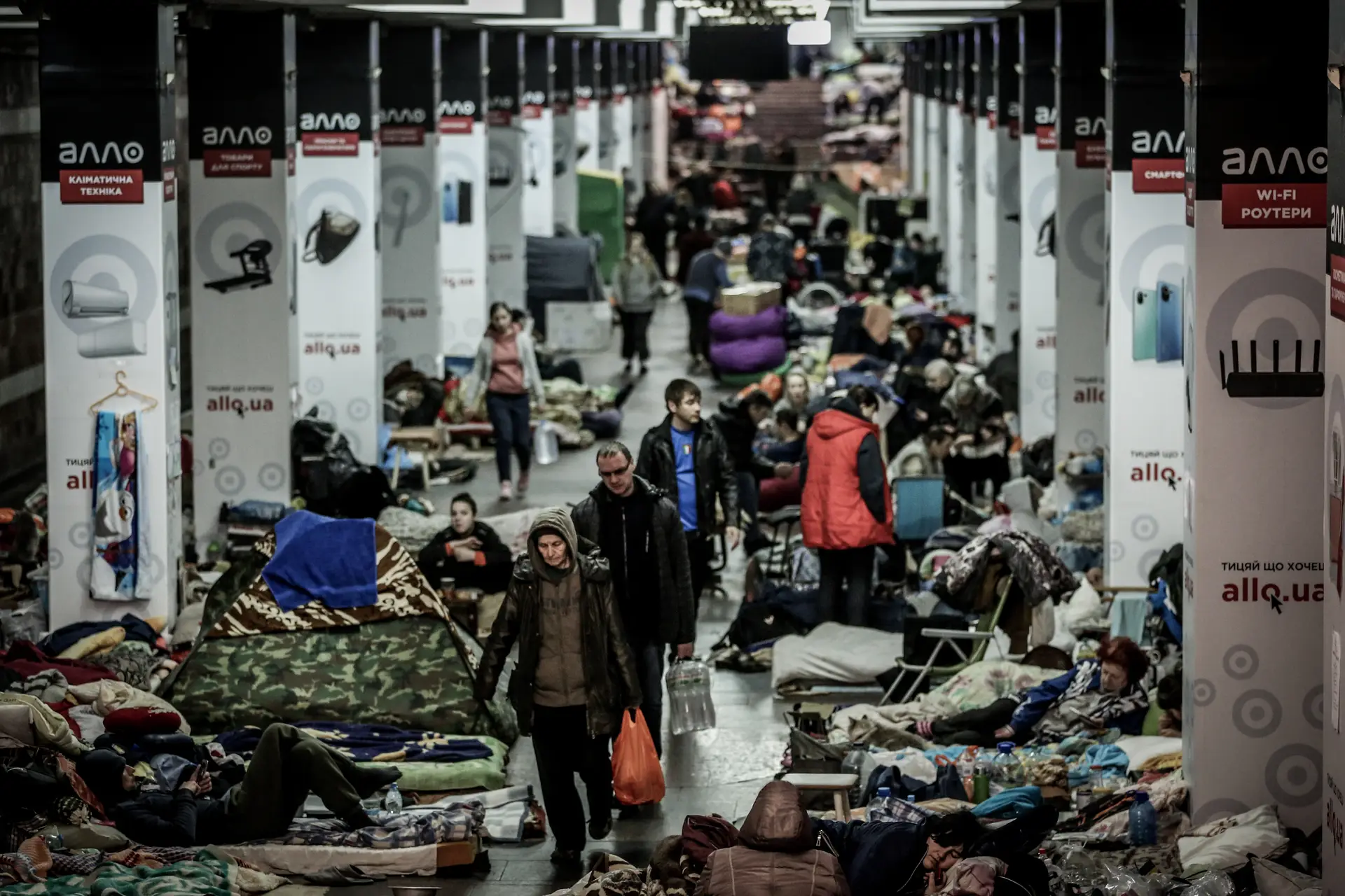 Estação de metro em Kharkiv repleta de pessoas que procuram refúgio das bombas durante a guerra entre a Russia e a Ucrânia