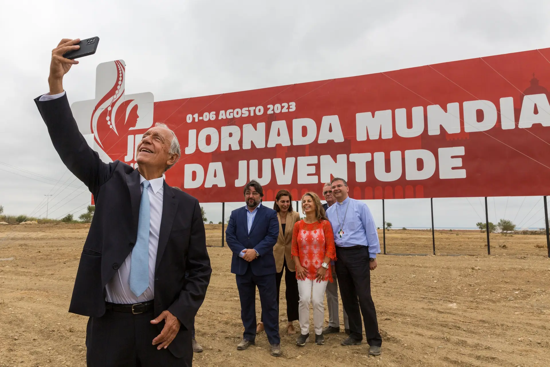 Marcelo Rebelo de Sousa em mais uma selfie, desta vez no lançamento das jornadas mundiais da juventude