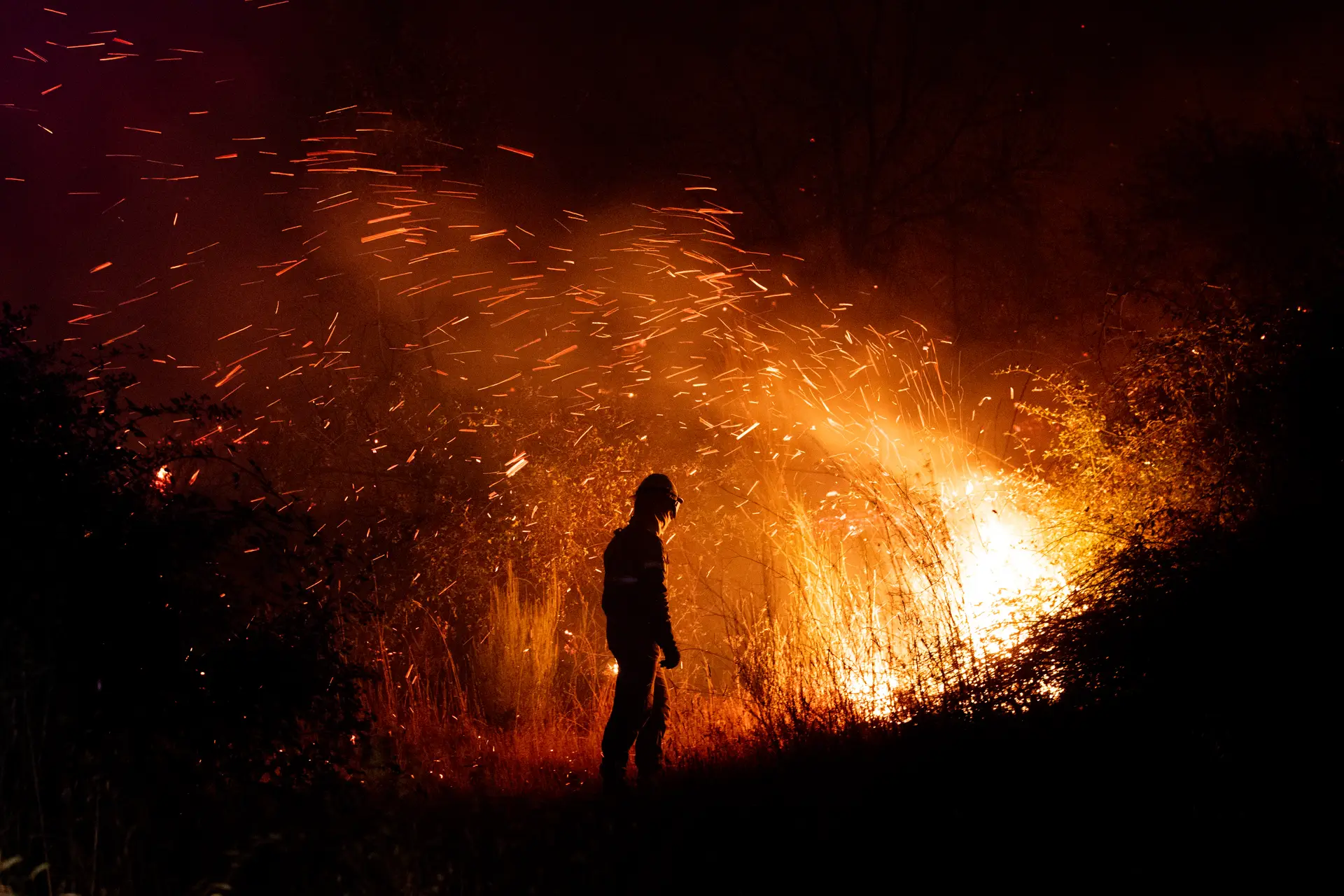 Bombeiro durante o incêndio da Serra da Estrela em agosto