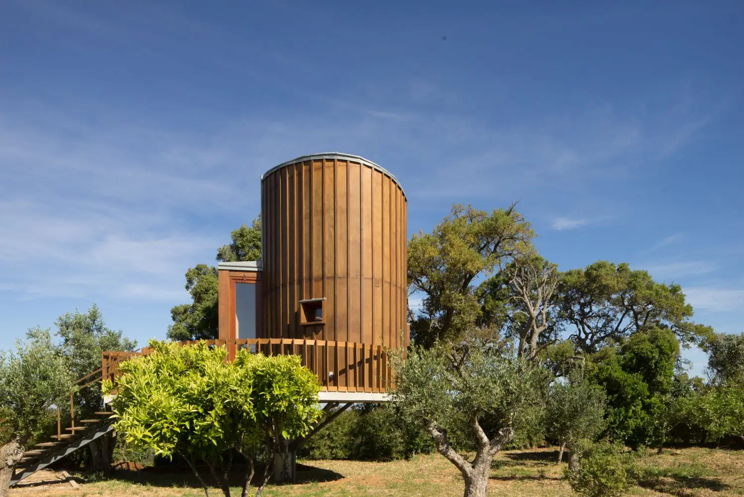 Junto a Porto Covo, esta Casa da Árvore é um convite permanente ao romantismo