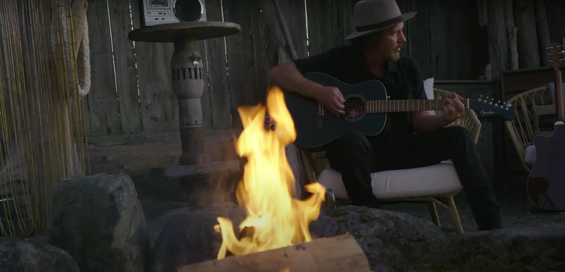 Um homem, uma fogueira e a sua guitarra: Eddie Vedder faz versão sentida de canção de Joe Strummer