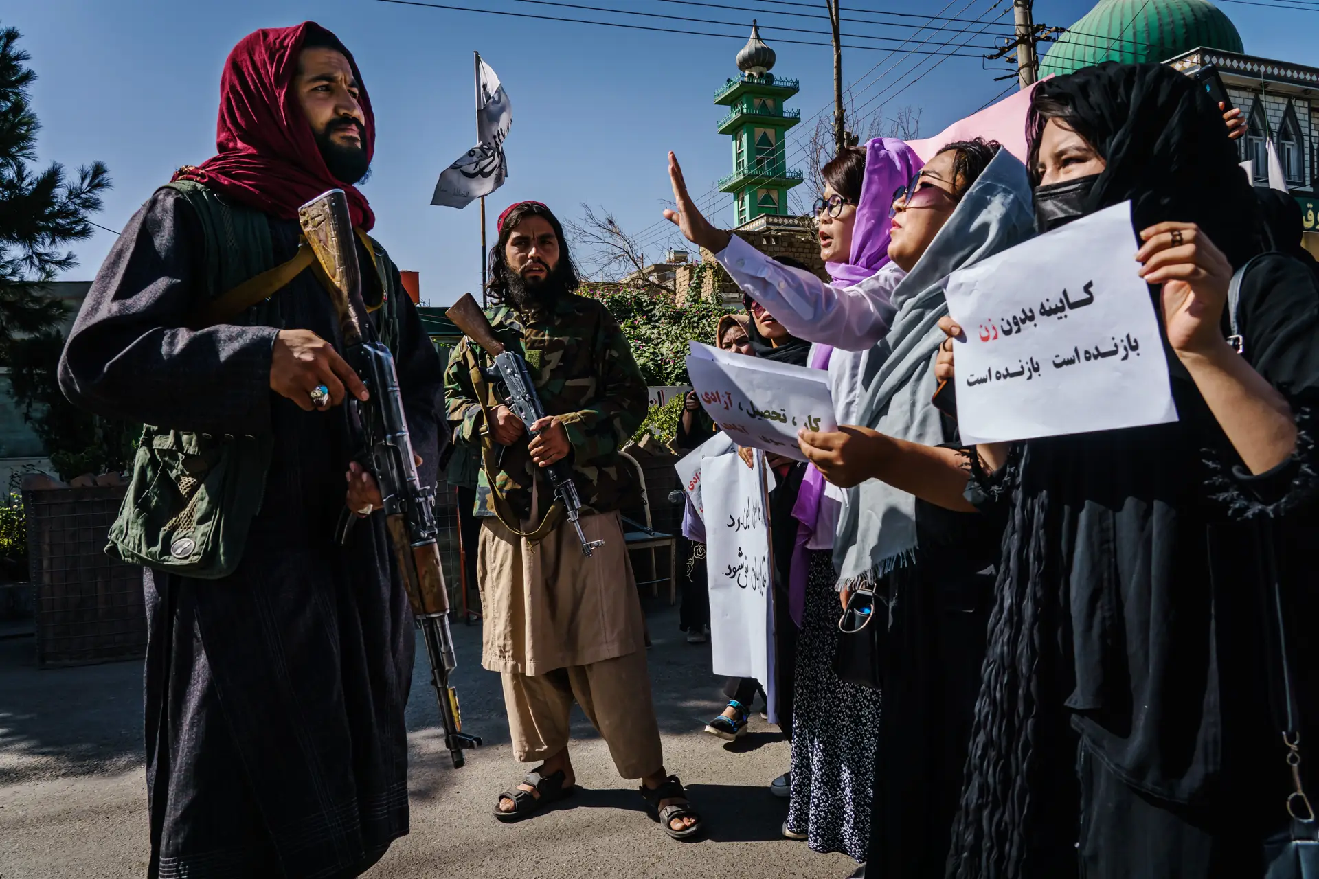 Afeganistão: UE avisa que reconhecimento internacional depende de direitos humanos
