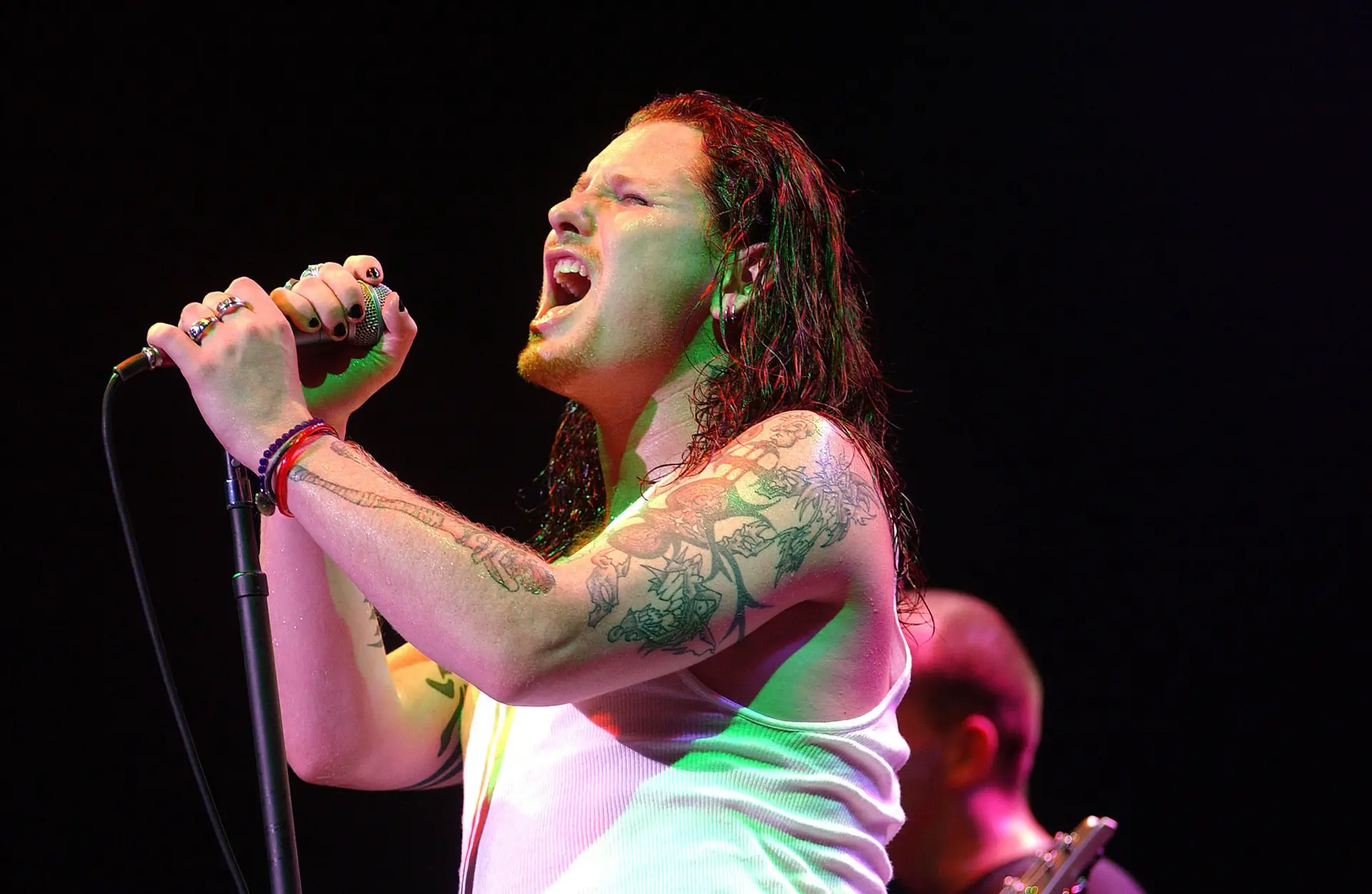 Revelado vídeo impressionante de Corey Taylor dos Slipknot a gravar os 'gritos' de “Iowa” à luz das velas
