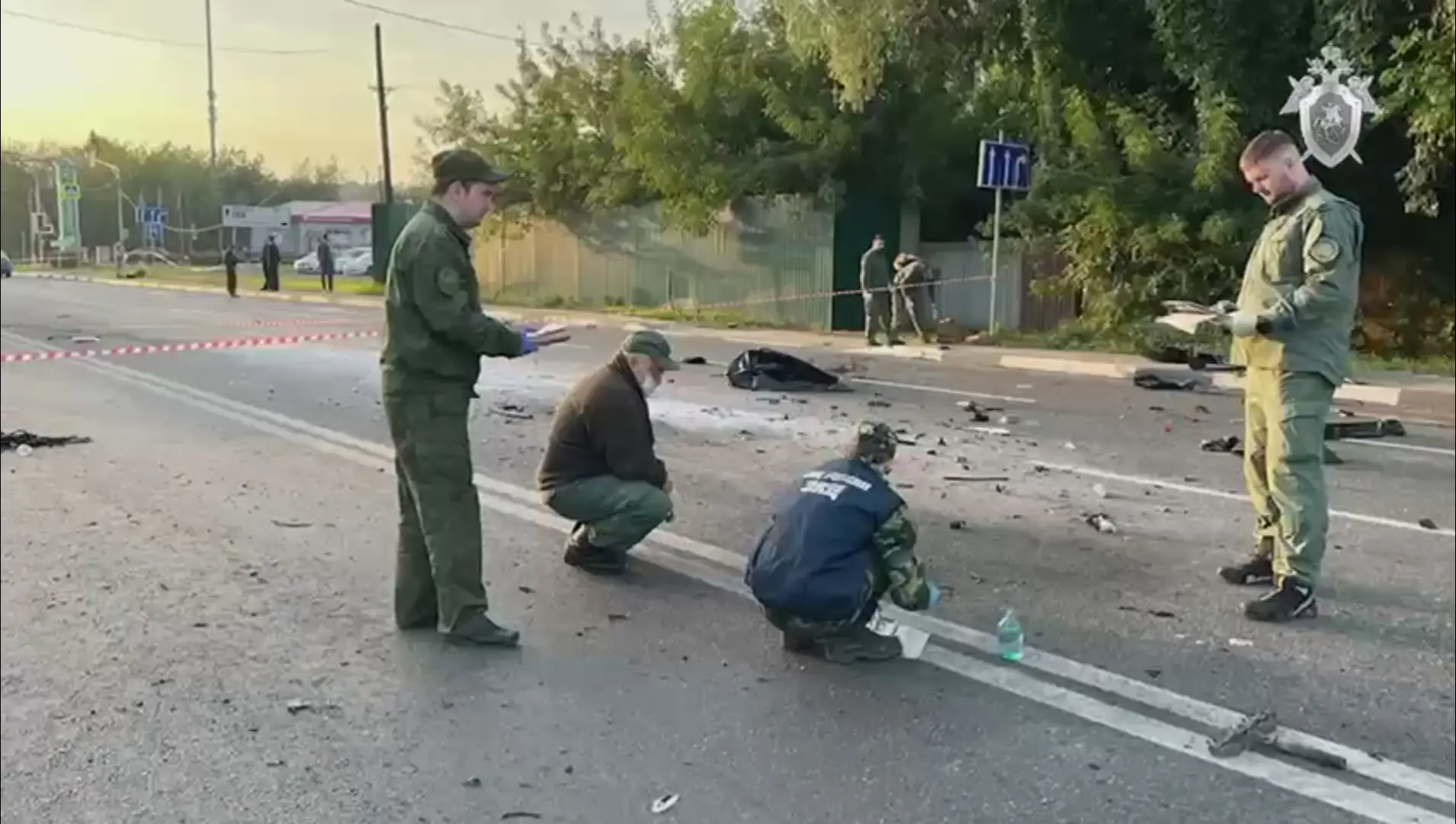 Autoridades russas no local onde se deu a explosão do carro em que segui a filha de Aleksandr Dugin