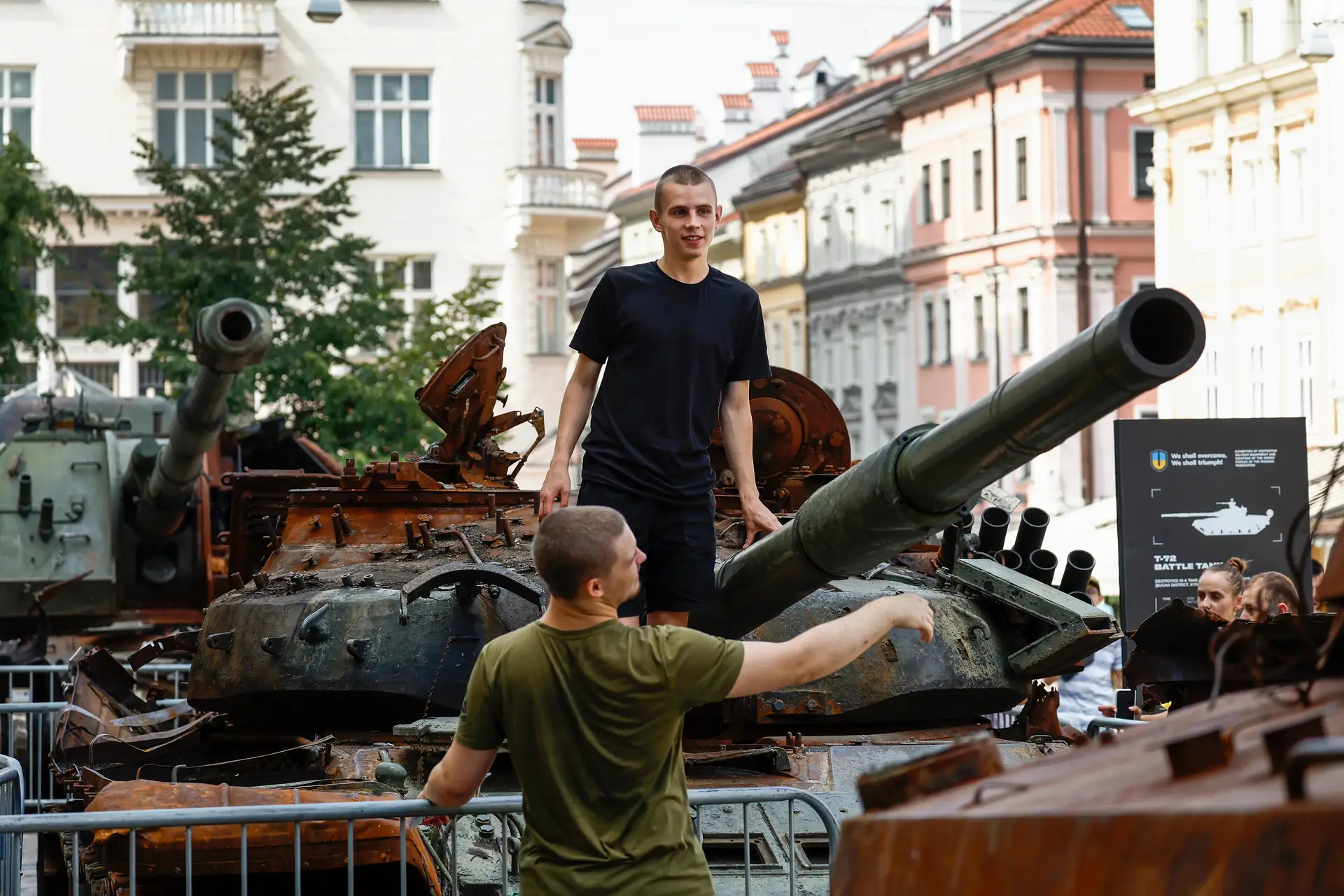 Um tanque russo destruído exibido em Lviv