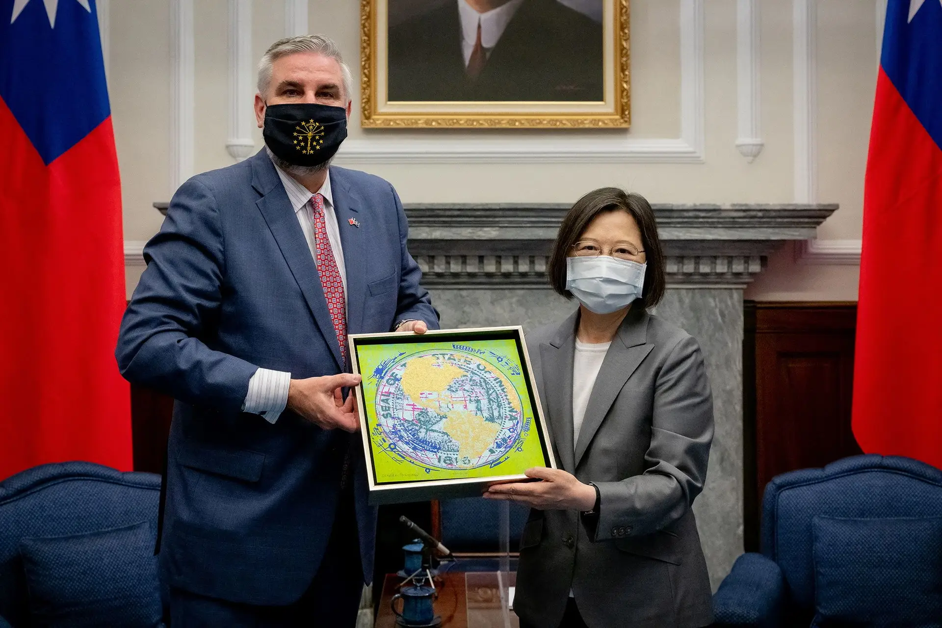 A Presidente de Taiwan, Tsai Ing-wen, com o governador do Indiana, Eric Holcomb, em Taipé