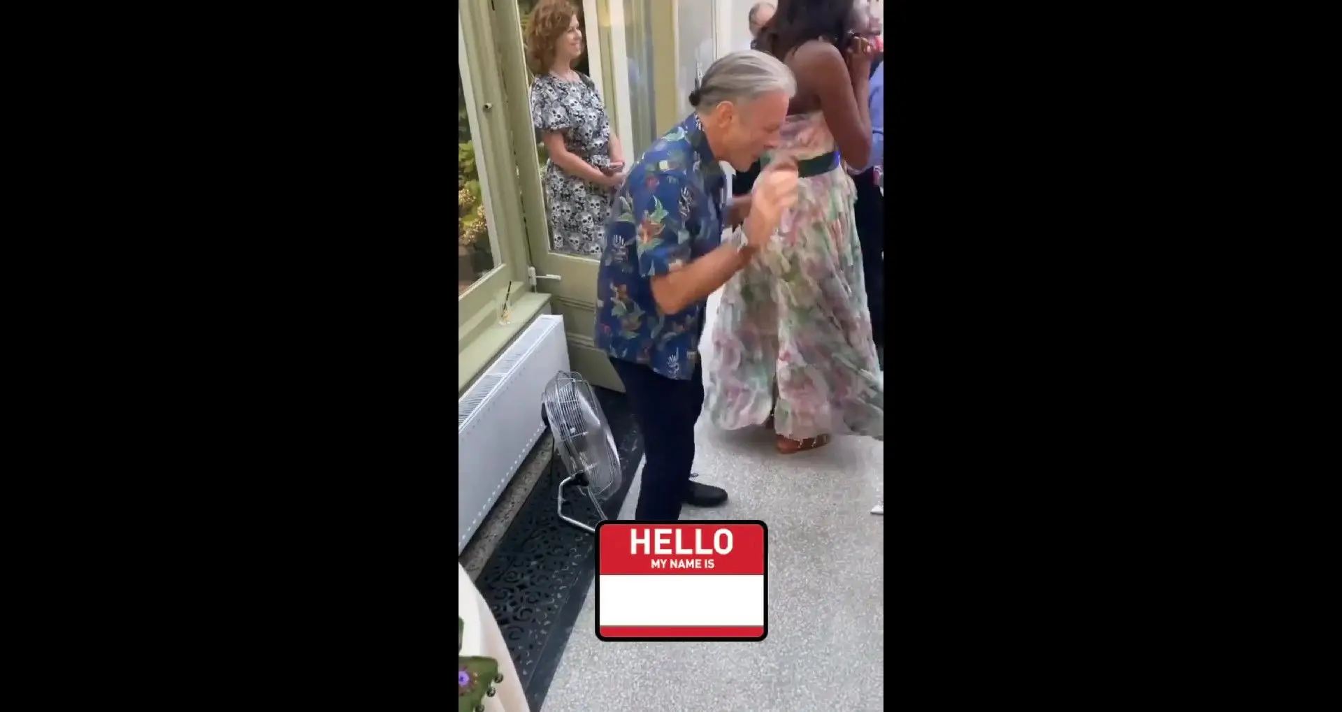 Bruce Dickinson dos Iron Maiden dança como qualquer outro pai feliz no casamento do filho