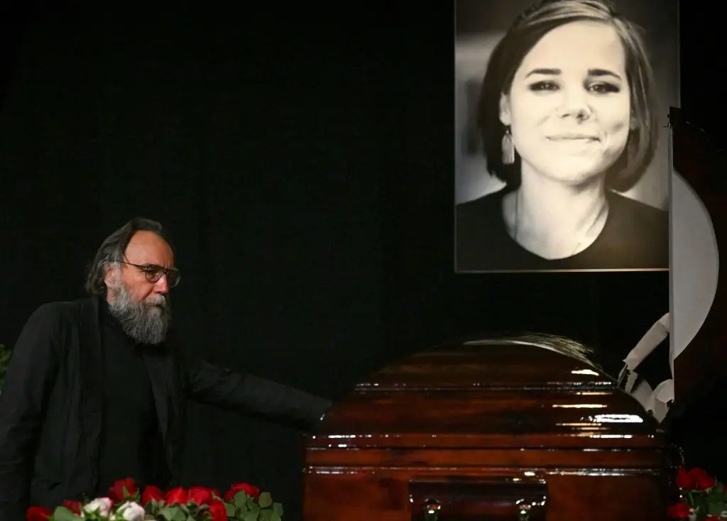 O ideólogo russo Alexander Dugin no velório da sua filha, Daria Dugina, que morreu no sábado à noite quando o carro que conduzia explodiu