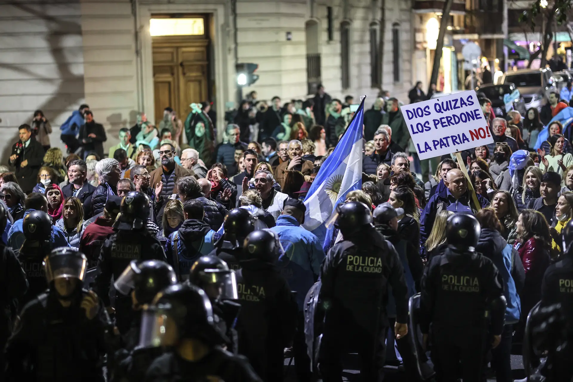 No cartaz lê-se "Talvez Deus perdoe, a pátria não", numa manifestação junto à casa da vice-Presidente argentina, depois de o Ministério Público ter pedido 12 anos de prisão para Cristina Kirchner
