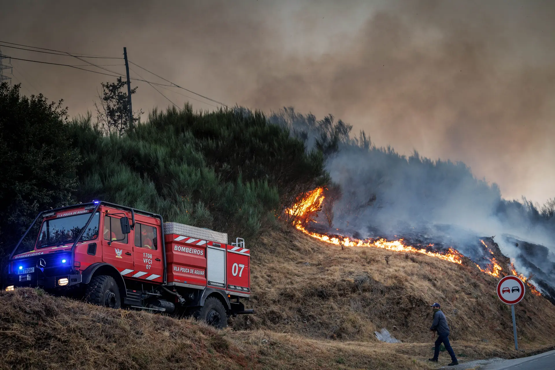 Quatro incêndios lavram em zonais rurais. Fogo de Casteleira é o que merece mais atenção, diz Proteção Civil