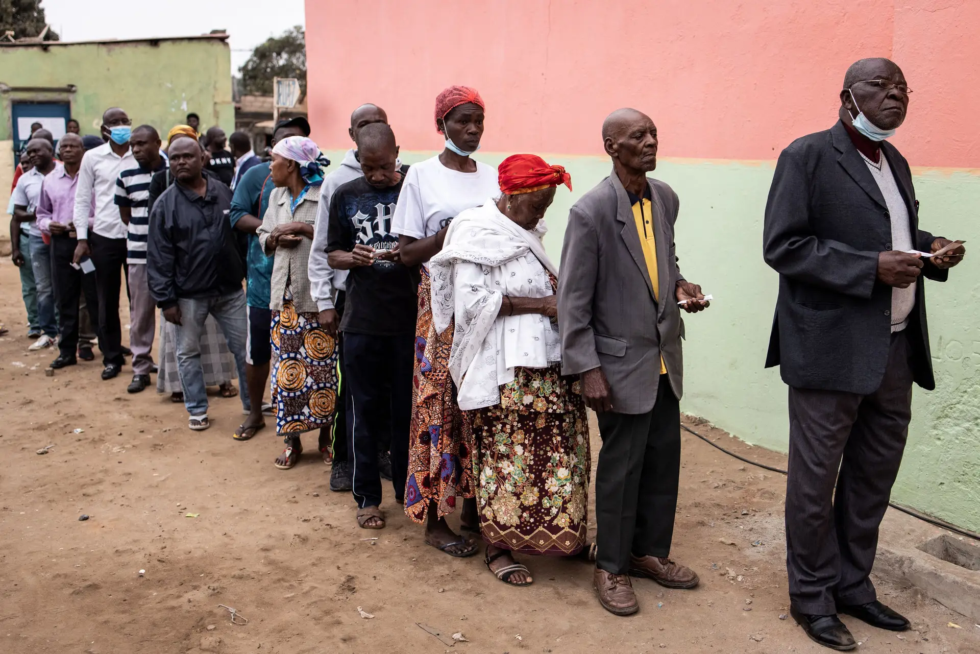 Eleitores aguardam a sua vez de votar numa assembleia de voto em Luanda